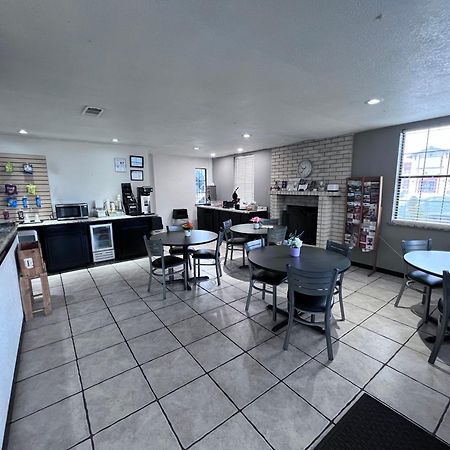 Super 8 By Wyndham Fredericksburg Hotel Bagian luar foto