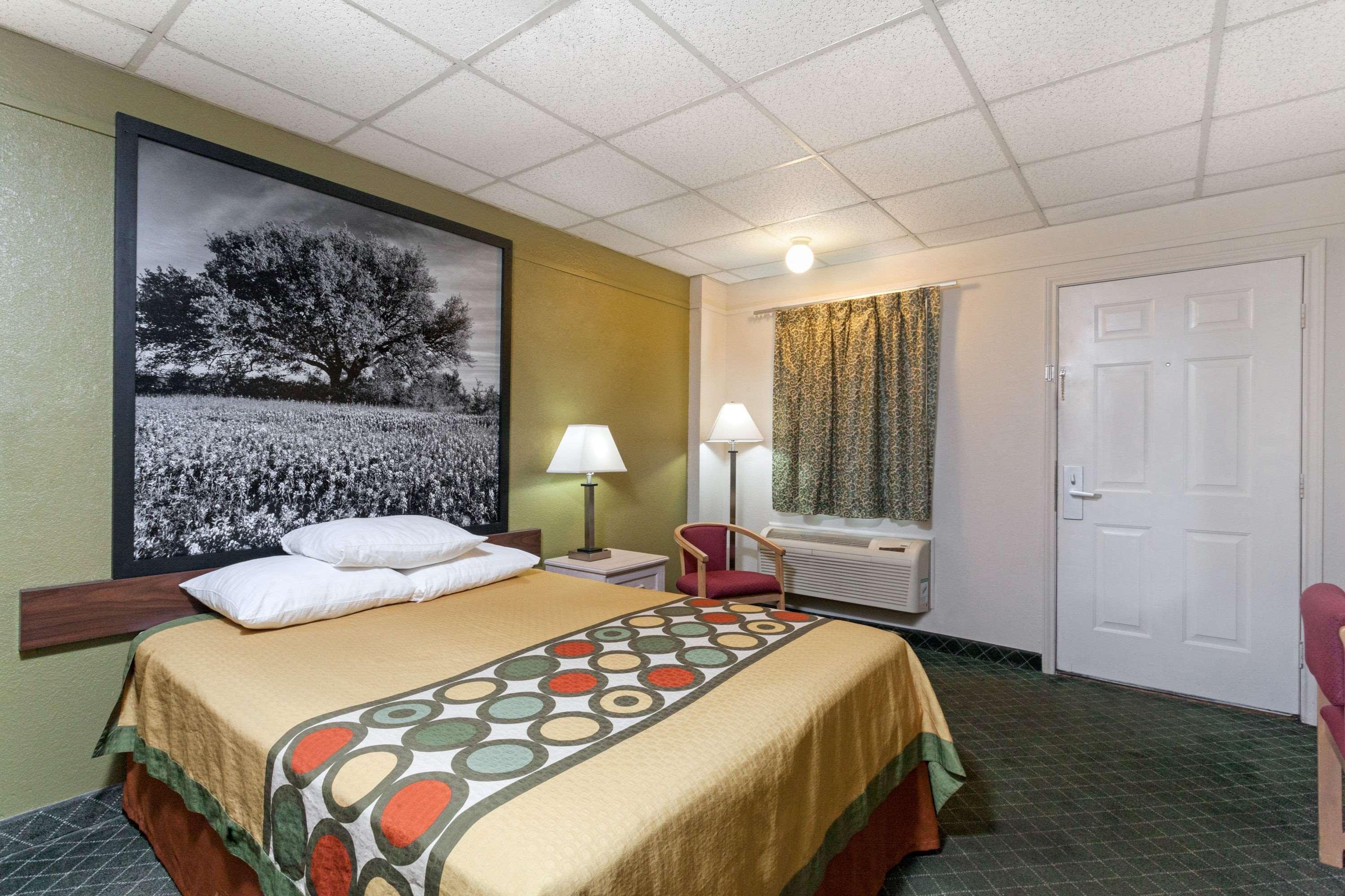 Super 8 By Wyndham Fredericksburg Hotel Bagian luar foto