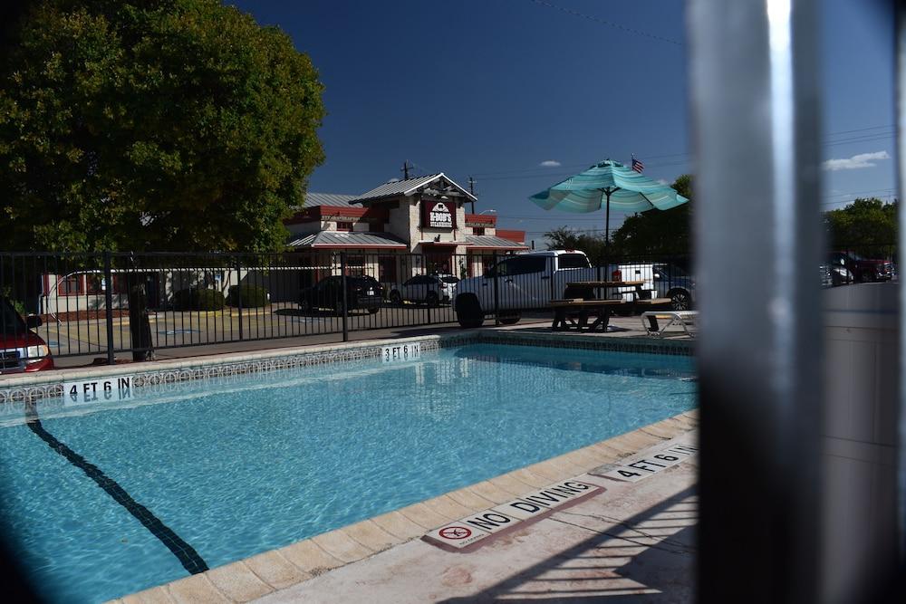 Super 8 By Wyndham Fredericksburg Hotel Bagian luar foto