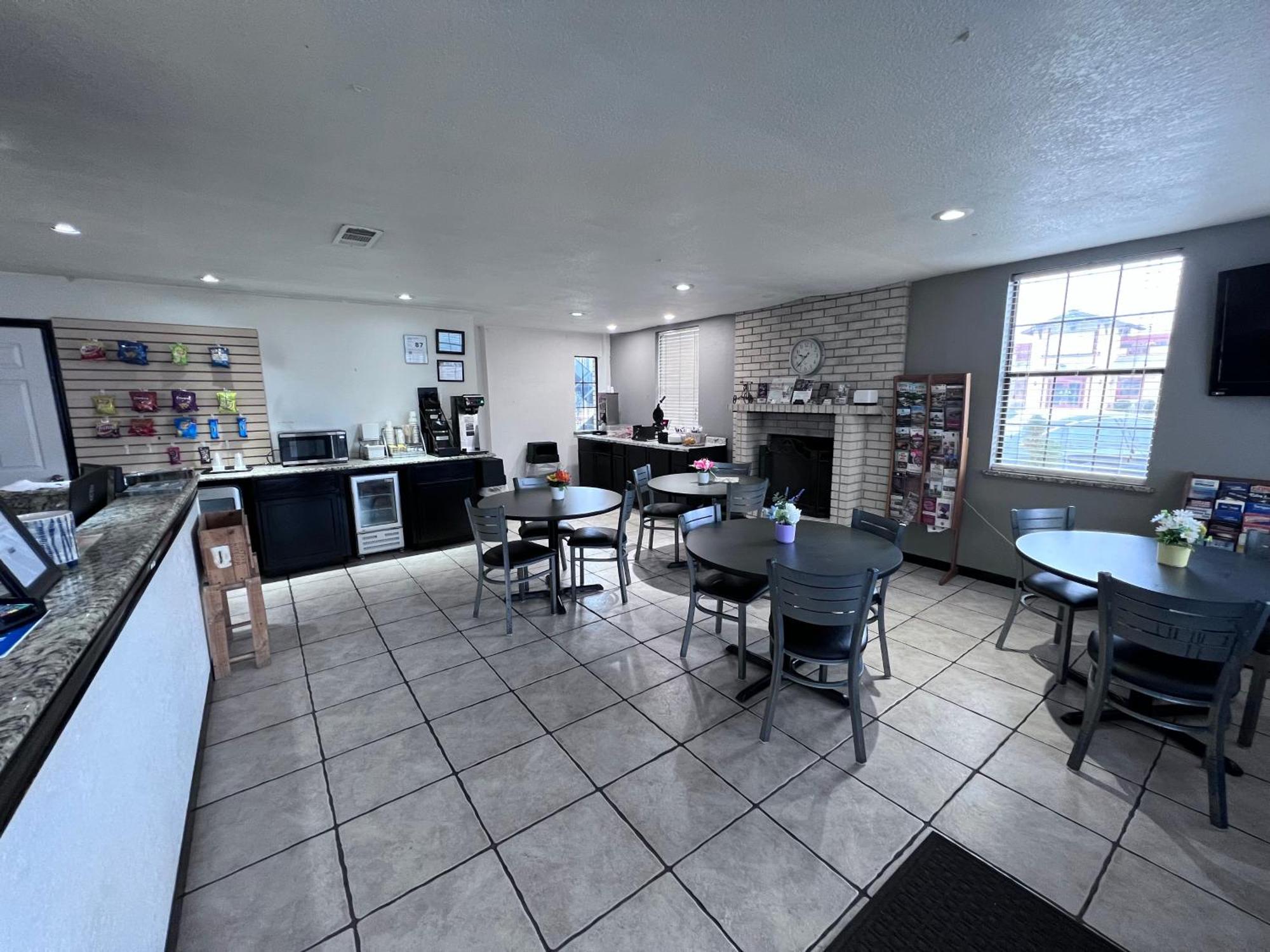 Super 8 By Wyndham Fredericksburg Hotel Bagian luar foto