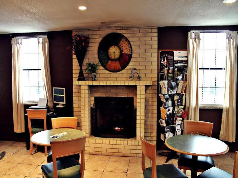 Super 8 By Wyndham Fredericksburg Hotel Bagian luar foto