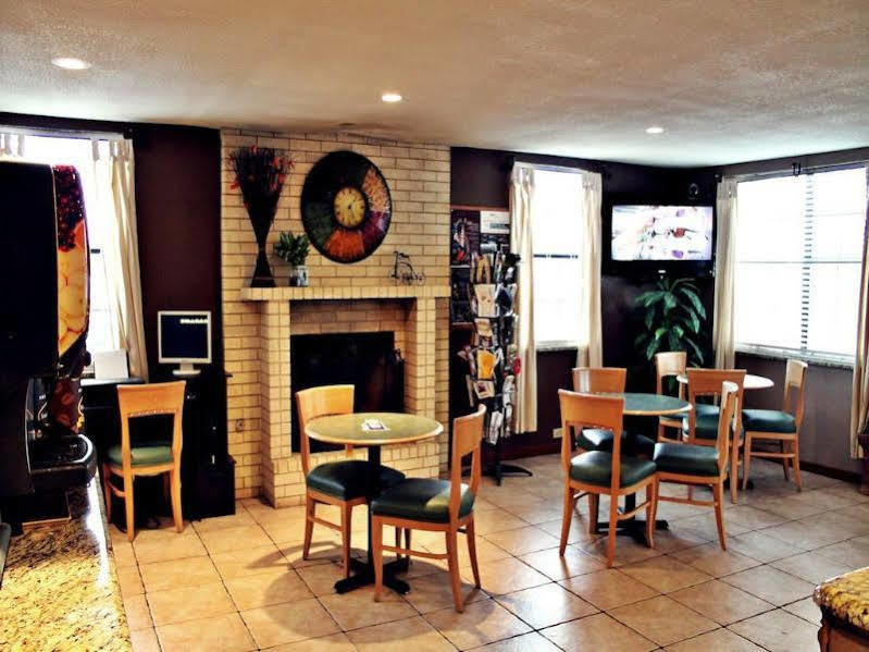 Super 8 By Wyndham Fredericksburg Hotel Bagian luar foto