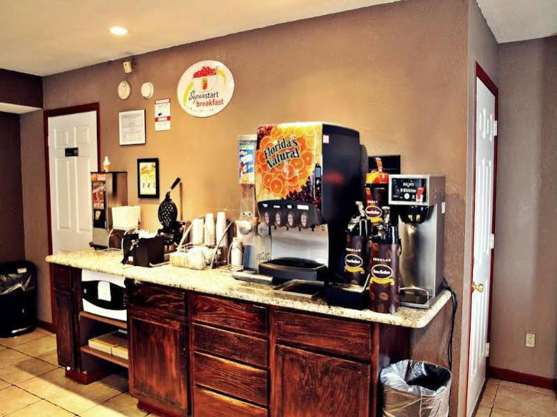Super 8 By Wyndham Fredericksburg Hotel Bagian luar foto