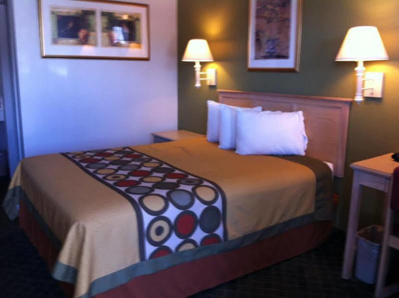 Super 8 By Wyndham Fredericksburg Hotel Bagian luar foto